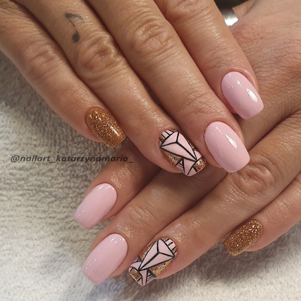 Manicure hybrydowy w róży ze złotymi zdobieniami